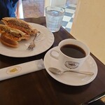 Sapporo Coffee Kan Hon Ten - ハンバーグプレスサンド  @640円也。ブレンドコーヒーはチケット利用で無料でした。