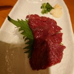 Private rooms Izakaya Kuranosuke Kumagaya Ten - 馬刺しはごま油ベースのタレでいただく！