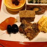 天近 - ○鰯？の煮付け
            イワシっぽい煮付けに細かな鰹節が纏われていた。
            美味しい味わい。
            
            ○黒豆
            
            ○柿の煮物？
            柿っぽい甘みの果物が柑橘系の爽やかな味わいで
            煮られていて美味しい味わい。