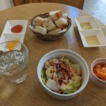 la petite fromagerie - セットに付くサラダ2種類とパン＆蜂蜜＆マーマレード