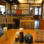 Katsu and Katsu Itami Ooshika Ten - 店内、広々と