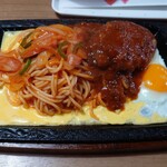 アンダンテ - ○イタスパ
            熱々な鉄板で提供された。
            パスタデココなら鉄板に変更しただけで
            ＋110円掛かるから、それだけでもコスパ良いよねえ❕