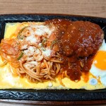 アンダンテ - タバスコと粉チーズを掛けて頂いた。
            
            よくある酸味が強めで
            味わいは濃いめな味わいで普通に美味しい。
            
            下には卵焼きが敷かれていて
            更に黄身トロトロな目玉焼きもある❕