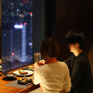 Enjoy a meal while looking at the panoramic night view from [200m above ground]