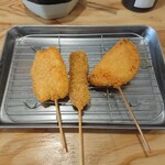 Kushi Katsu Tanaka Machiya Ten - 左から、イカ・串カツ牛・玉ネギの串揚げ