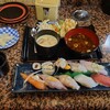 回転寿司海鮮 - 料理写真:●にぎわいランチ　1,694円（日替わり）
ネタは
鮪、イカ、赤海老、寒ブリ、サーモン、
サワラ、ゲソ、ユッケ軍艦、巻物
干瓢巻き　となる