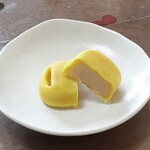 Okashi Tsukasa Tawaraya Yoshitomi Hon Ten - 桃山生地でほどよい甘さの白こし餡を包