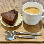 nino cafe - 食後のドリンクとミニシフォンケーキも付きます♪