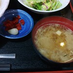 レストラン梢 - カレーの薬味と味噌汁