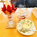 ベリーネカフェ - いちごパフェ900円　ハーブティー穏400円