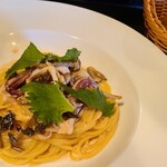 イタリア料理 オンニ モード - ④【烏賊と茸の明太子クリームのパスタ】 
            トマトソースとの2択で選びました
            烏賊がたっぷりあり、クリームも濃過ぎず程好い味わい
            残ったソースはフランスパンで最後まで拭いました
            ⑤フランスパン