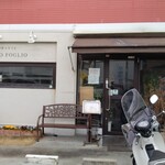 ＱＵＡＴＴＲＯ  ＦＯＧＬＩＯ - 店の外観ですが壁がグレーだったので目立たなかったです。