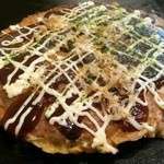 Okonomiyaki Shin - ソース（おたふく）、マヨ、青海苔、削り節を載せて完成