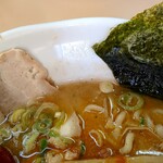 からみそラーメン ふくろう - スープ表面の油