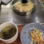 川崎こてがえし - 焼けるのを待ちながらスープと大根サラダを食す