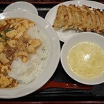 Minmin Iidabashi Sakuratearasu Ten - 麻婆豆腐丼（丼の大盛） + 焼き餃子