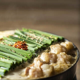 [Hakata Motsu-nabe (Offal hotpot)] Plump domestic offal and rich miso soup