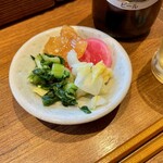 Katsu Kobo Wakou Tsurugashima Ten - 取り分けてビールのお供でとんかつ待ちました。