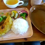 Cafe kitchen fukufukudo - 料理写真:おそらく最初にプレートの大半をカレー皿に入れるのが正解。