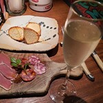 Taverna BARBA - おつまみ①生ハムとサラミの盛り合わせ【1人前】(税込600円)
                        ポーションは小さめ、生ハムはスライサーが無いのか厚みがゴツい
                        プロシュートらしいがイタリアンバルなので薄切りでの提供が欲しいところ