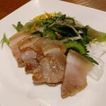 Ta~chi Mayaa - 焼スーチキ（塩豚）と島野菜のサラダ　760円