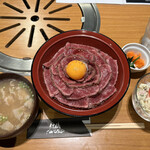 焼肉 カロッソ - ブランド黒毛和牛モモまぶし丼 1980円