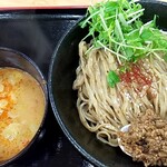 200900705 - 坦々つけ麺、大盛り300㌘。しびれ麺の太麺　930円。麺は冷やしでつけ汁は温かい。