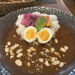 Vege Cafe + α - スパイシーカレー大盛り。スパイスかなり効いてますがら美味しいです。