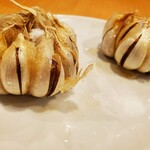 Taiwanese Shingen Mura - 揚げにんにくの上に塩がドーン！　切り込みのお陰で食べやすいです