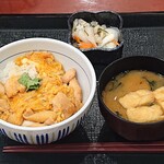 Naka U Chayaba Cho Ten - なか卯 茅場町店 親子丼 ごはん小盛 410円 ＋ みそ汁京風つけものセット 150円（共に税込）