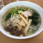 ゲンコツラーメン - 料理写真:塩ラーメン　海藻が入っていて一件淡麗系のようだけどさにあらず。