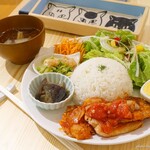 Cafe & Bar Matatabi - 2022年2月　チキンのグリルプレート（トマトガーリックソース、ご飯大盛り）【税込850円】ご飯大盛り無料♪