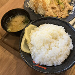 伝説のすた丼屋 - ご飯、お味噌汁