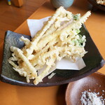 Soba Tetsu Hon Ten - 浜防風の天ぷら（￥650）。春にしか食べられない季節の味。天然塩でいただく趣向も嬉しい