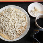 Soba Tetsu Hon Ten - 山わさびそば（￥950）。セイロ1枚＋冷たい辛汁、薬味として山わさび。意外とシンプルな構成だ