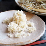 Soba Tetsu Hon Ten - おろしたての山わさび！ ワサビのような辛さはなく、天然で穏やかな甘みと、ほのかな酸味がある