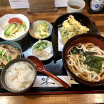 こいずみ食堂 - うどん定食もつ煮込み付き