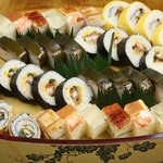 Sushi Ryu Harimayabashi - 活きの良い山海の素材を豪快に盛り込んだ皿鉢料理や鰹のたたきなど、伝統の技と土佐ならではの料理をご堪能いただけます。 お料理など人数・ご予算に応じて、ご相談承ります。一部予約が必要なコースがありますので、詳しくはお問合せください。 