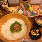 江ノ島おさかなセンター - えのしま舟盛り海鮮丼￥2,400_（ほうぼう、ハナフエダイ、サーモン、ブリ、赤海老、しらす）・赤星中瓶￥650