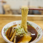 くどうラーメン - ◎細めの縮れ麺は、少し硬めで舌ざわりが良い。