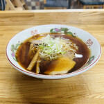 くどうラーメン - ◎ スープは、鰯などの焼き干しと昆布からとった魚介スープと、豚骨と青森シャモロックの鶏ガラを煮込んだスープをブレンド。