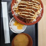 Meshi Dokoro Koshu Tei - からしマヨネーズと味噌カツとキャベツとご飯があわさり、絶妙なバランスで美味しいです！