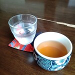 峠そば - お冷とともにお茶も出してくれます。