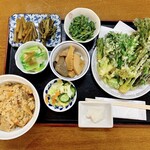 Pension Hanano Ya - 山菜定食（税込1,400円）ボリューム満点です。