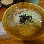 めん喰い屋 - ○塩ラーメン
            このお店では塩系のラーメンで正解？（笑）
            
            旨味ある鶏ガラ出汁の塩味で美味しい
            
            僕の舌では化学調味料は感知出来ない
            
            ミネラル感ある
            美味しさの塩（岩塩とか？）を使ってる？