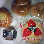 A-One Bakery - 手前左:アンドーナツ \53・右:シャーベット \90、奥左:クリームパン \40・中:あんパン \50・右:米粉アンパン \50