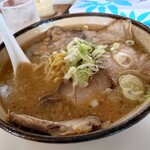 羅阿麺亭 - チャーシューラーメン(しょうゆ) 900円(税込)。
            