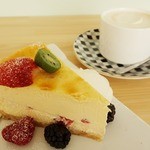 PEKO PEKO CAFE - ラズベリーチーズケーキ（480円）と、ウィンナコーヒー（430円）