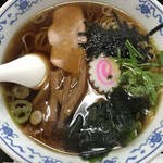 Maruka - チャーシューではなくハム。刻み海苔が入るあたり、蕎麦屋のラーメンらしい。