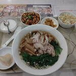 Shanghai Daidokoro - 蒸鶏ラーメン ミニマーボー丼付き（800）